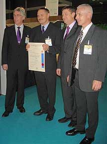 plaatje: Vlnr: Evert de Niet, Hayo Brugge (beiden Algemeen <br>Belang), René Desguine (Institut Francais de <br>Thanatopraxie), Michel Guenanten (de leermeester)