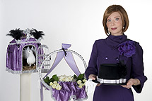 plaatje: Marijke Helwegen trekt het land door met haar witte en zwarte �uitvaartduiven�