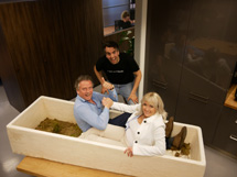 plaatje: Dragons Shawn Harris en Pieter Schoen investeren in Loop Biotech, grondlegger van de duurzame, �levende� doodskist